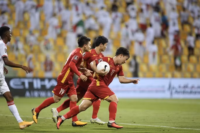  Hình ảnh đẹp của các tuyển thủ Việt Nam khi vội vàng mang bóng về vạch giữa sân để tiếp tục chiến đấu