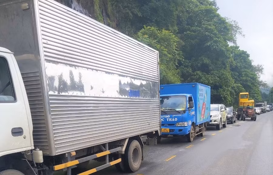 Vụ sạt lở khiến xe cộ bị ách tắc trên đèo Bảo Lộc hơn 30 phút. Ảnh: T.D