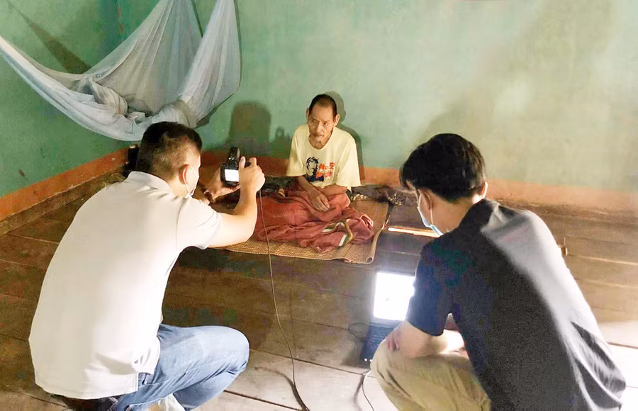 Cán bộ, chiến sĩ Công an huyện Chư Păh đến tận nhà để làm căn cước công dân cho ông Jưnh (làng Kon Sơ Lăl, xã Hà Tây). Ảnh: Hà Phương