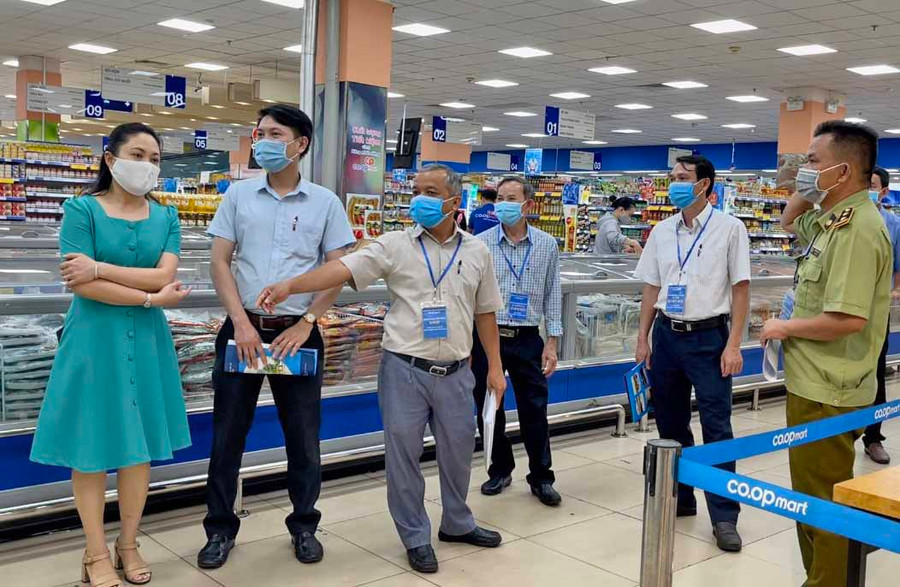 Đoàn liên ngành kiểm tra công tác phòng-chống dịch Covid-19 tại Siêu thị Co.op Mart Pleiku. Ảnh: Vũ Thảo Đoàn liên ngành kiểm tra công tác phòng-chống dịch Covid-19 tại Siêu thị Co.op Mart Pleiku. Ảnh: Vũ Thảo