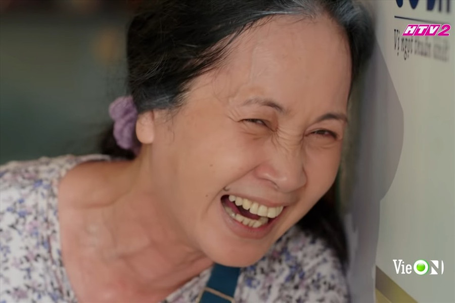 Bà Bông hài hước, tốt tính.