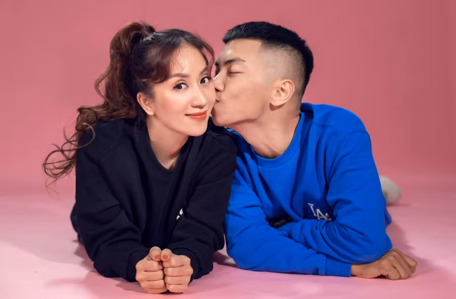 Khoảnh khắc ngọt ngào của Phan Hiển và Khánh Thi được cô chia sẻ trên trang cá nhân. ẢNH: FBNV