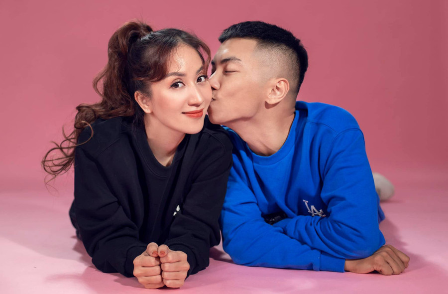 Khoảnh khắc ngọt ngào của Phan Hiển và Khánh Thi được cô chia sẻ trên trang cá nhân. ẢNH: FBNV