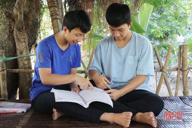  Góc vườn là nơi yêu thích để 2 anh em cùng chia sẻ những bài tập khó.