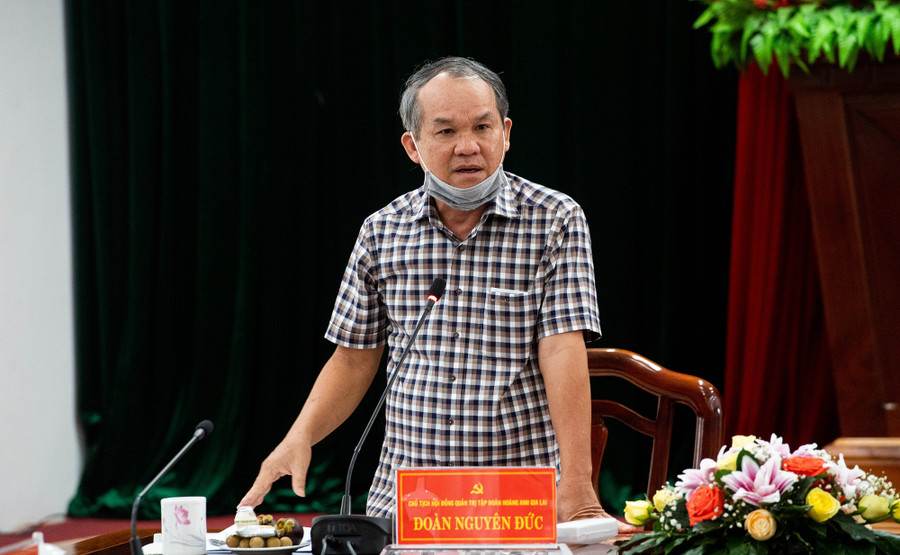 Ông Đoàn Nguyên Đức (Bầu Đức) thông tin về các dự án đầu tư của Tập đoàn tại huyện Ngọc Hồi và huyện Kon Plông. (Ảnh: ĐT/Báo Kon Tum).