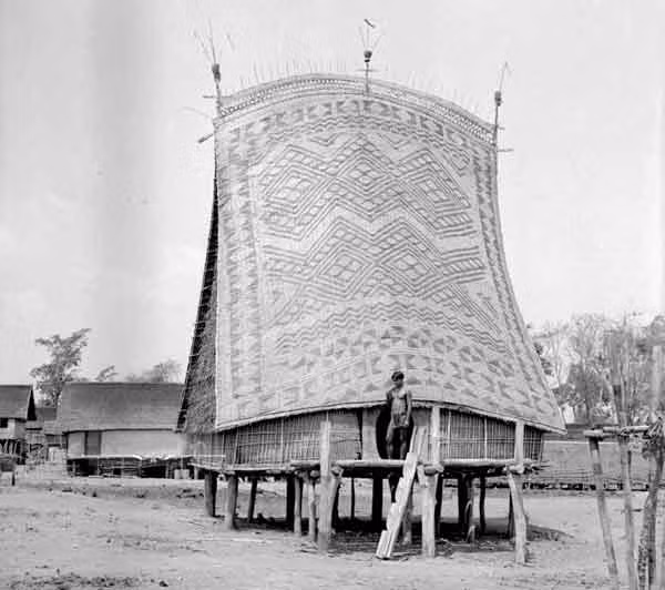 Nhà rông có mái trang trí hoa văn hình học bắt mắt. Ảnh: Jean-Marie Duchange