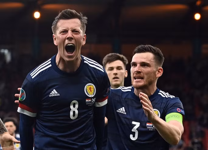 Callum McGregor gỡ hòa 1-1 cho Scotland