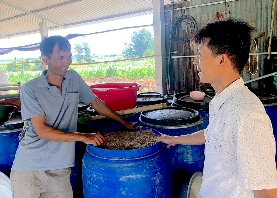 Ông Nguyễn Xuân Tùng (bìa trái) sẵn sàng hướng dẫn, chia sẻ kinh nghiệm chăn nuôi cho các hội viên nông dân trên địa bàn xã. Ảnh: Hồng Thi