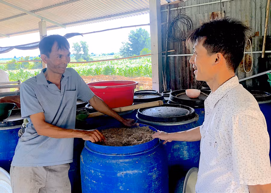 Ông Nguyễn Xuân Tùng (bìa trái) sẵn sàng hướng dẫn, chia sẻ kinh nghiệm chăn nuôi cho các hội viên nông dân trên địa bàn xã. Ảnh: Hồng Thi