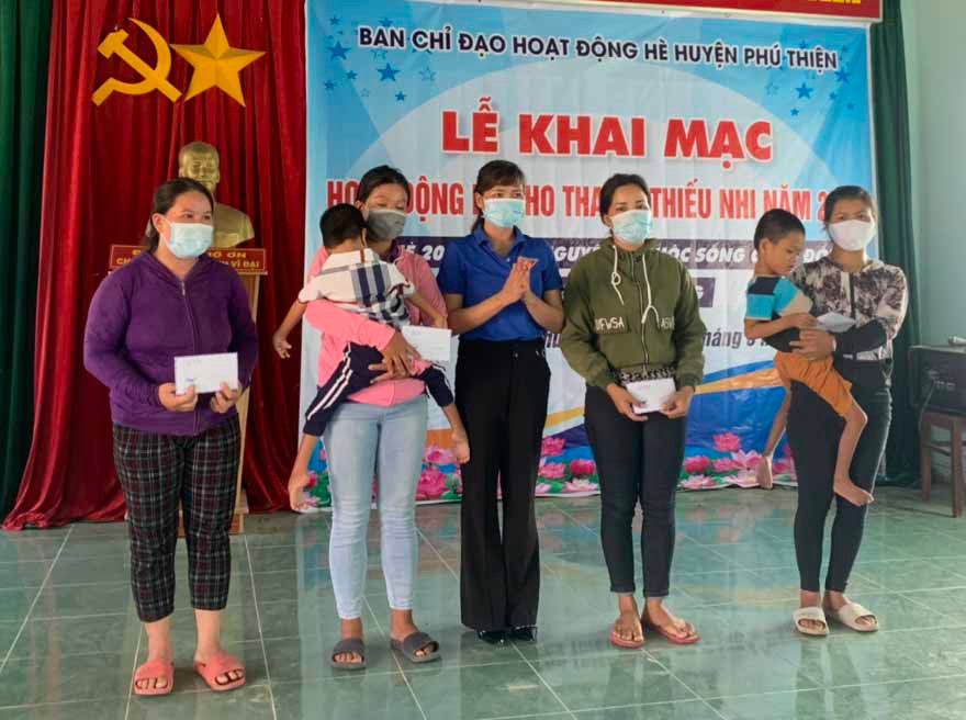 Ban tổ chức hoạt động hè huyện Phú Thiện trao quà cho trẻ em khuyết tật tại xã Chrôh Pơnan.Ảnh.Vũ Chi