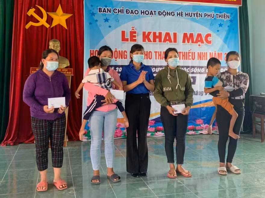 Ban tổ chức hoạt động hè huyện Phú Thiện trao quà cho trẻ em khuyết tật tại xã Chrôh Pơnan.Ảnh.Vũ Chi