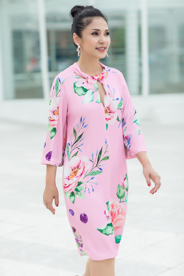 Việt Trinh trong đầm hồng