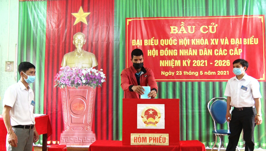  Cử tri thôn Hồ Nước, thị trấn Chư Sê bỏ phiếu bầu cử. Ảnh: Thanh Nhật