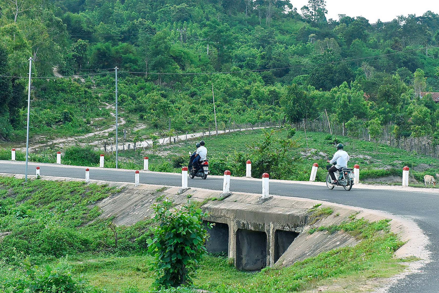  Tuyến đường 2 km được đầu tư gần 3 tỷ đồng bằng vốn 135 đi từ trung tâm làng Tuêk đến khu sản xuất đã được bê tông hóa, tạo điều kiện thuận lợi trong đi lại và lưu thông hàng hóa.