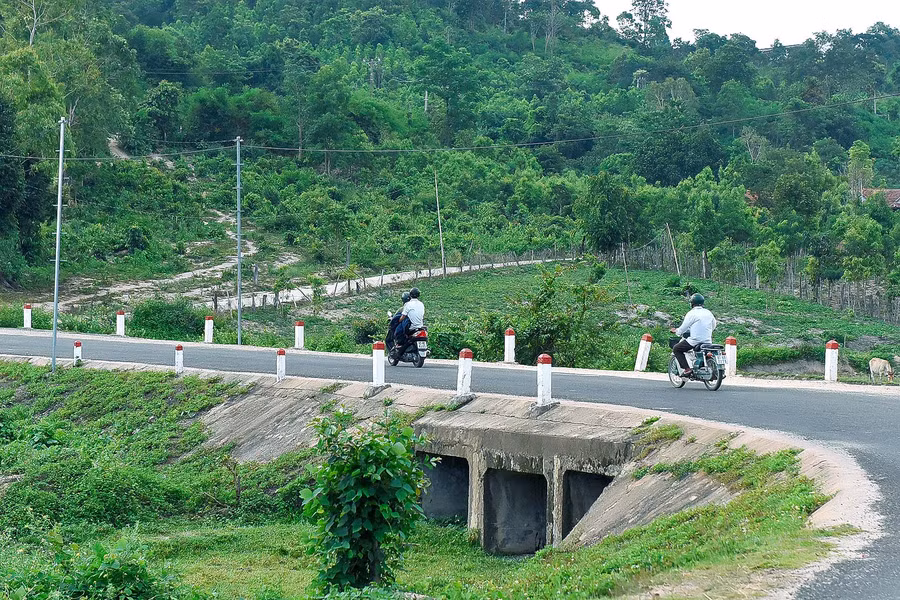  Tuyến đường 2 km được đầu tư gần 3 tỷ đồng bằng vốn 135 đi từ trung tâm làng Tuêk đến khu sản xuất đã được bê tông hóa, tạo điều kiện thuận lợi trong đi lại và lưu thông hàng hóa.
