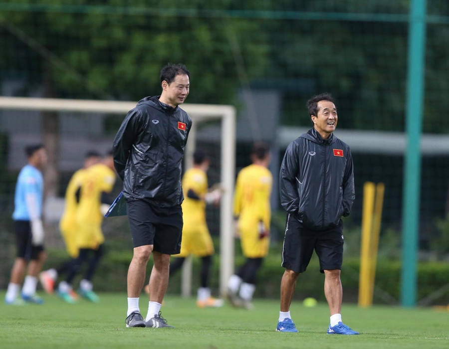 Hai trợ lý đắc lực của ông Park: Trợ lý Lee Young-jin (phải) và Kim Han-yoon. ẢNH: HOÀNG QUÂN