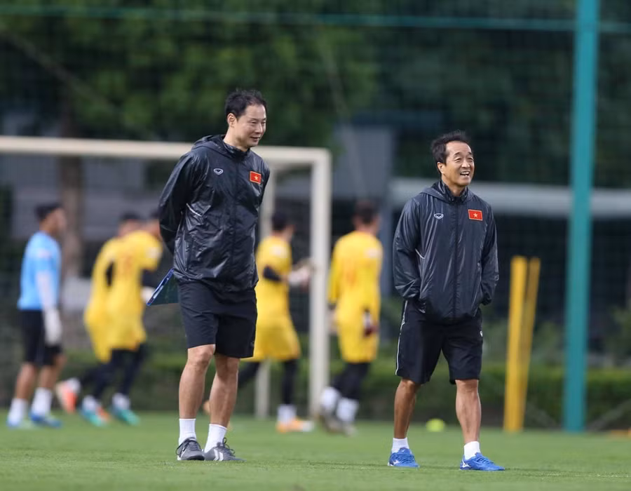 Hai trợ lý đắc lực của ông Park: Trợ lý Lee Young-jin (phải) và Kim Han-yoon. ẢNH: HOÀNG QUÂN