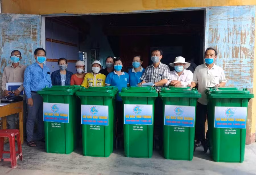 Phòng TN-MT huyện Đak Pơ tặng 5 thùng đựng rác cho thôn Tân Phong (xã Tân An). Ảnh: Nhật Hào