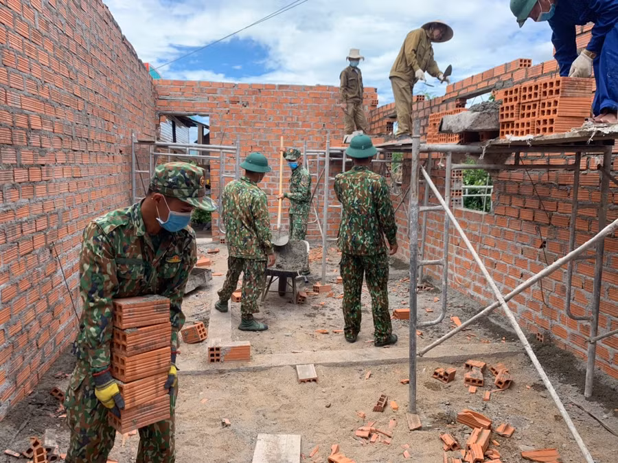 Cán bộ, chiến sĩ Trung đoàn 48 hỗ trợ xây dựng nhà “Đại đoàn kết” cho gia đình anh Nay Kra (buôn Hoanh, xã Ia Rbol). Ảnh: Vũ Chi