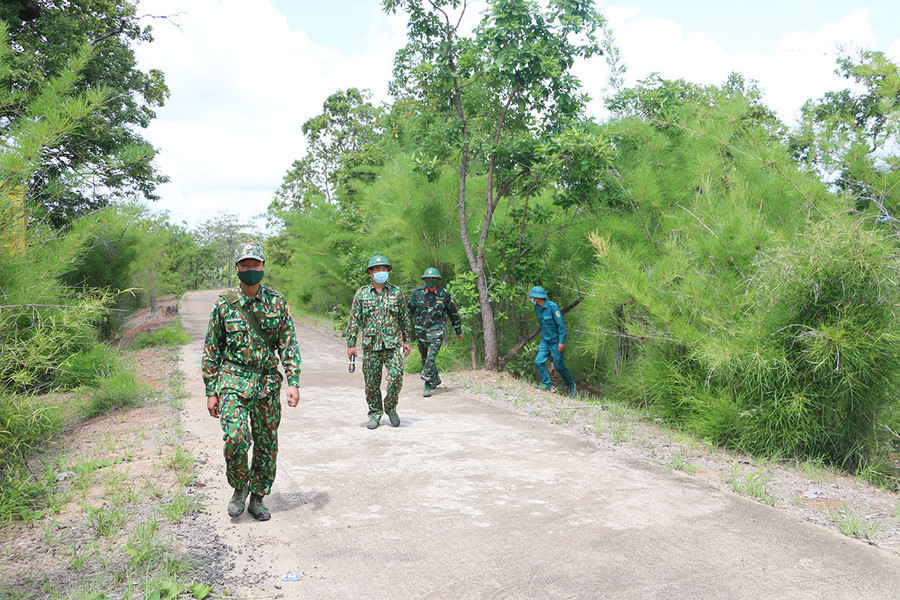 Tuần tra kép kín tuyến biên giới nhằm thực hiện tốt "nhiệm vụ kép", vừa bảo vệ vững chắc chủ quyền quốc gia, vừa phòng-chống dịch Covid-19. Ảnh: Quang Tấn Tuần tra kép kín tuyến biên giới nhằm thực hiện tốt nhiệm vụ kép, vừa bảo vệ vững chắn chủ quyền quốc gia, vừa phòng-chống dịch Covid-19. Ảnh: Quang Tấn