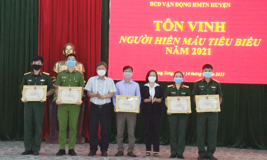 Đại diện lãnh đạo huyện Mang Yang tặng giấy khen cho các cá nhân có thành tích trong phong trào hiến máu tình nguyện năm 2021. Ảnh: Hà Phương  Đại diện lãnh đạo huyện Mang Yang tặng giấy khen cho các cá nhân có thành tích trong phong trào hiến máu tình nguyện năm 2021. Ảnh: Hà Phương