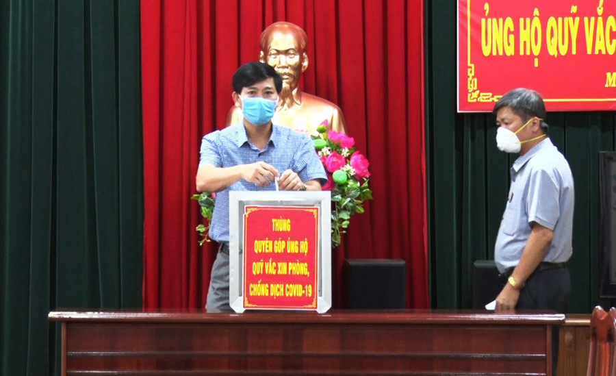 Quang cảnh lễ phát động quyên góp ủng hộ công tác phòng-chống dịch Covid-19 tại huyện Mang Yang. Ảnh: R'Ô HOK  Quang cảnh lễ phát động quyên góp ủng hộ phòng-chống dịch Covid-19. Ảnh: R'Ô HOK