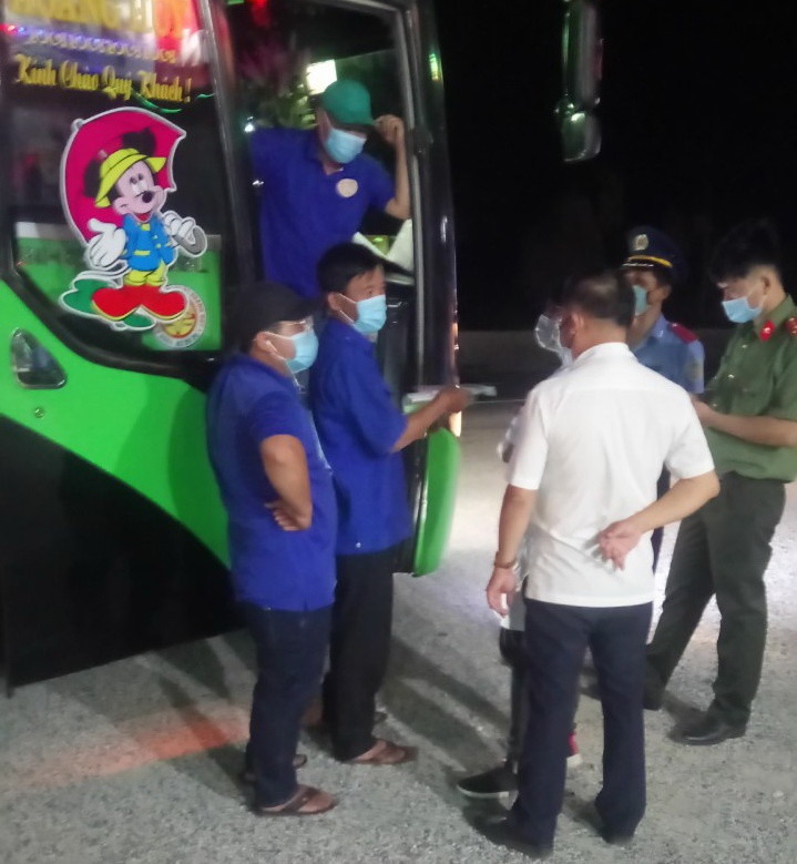 Lực lượng chức năng chốt kiểm soát phòng, chống dịch Covid-19 trên QL1 đoạn qua xã Cà Ná, H.Thuận Nam túc trực 24/24 để kiểm tra xe ra vào khu vực Ninh Thuận. ẢNH: CTV Lực lượng chức năng chốt kiểm soát phòng, chống dịch Covid-19 trên QL1 đoạn qua xã Cà Ná, H.Thuận Nam túc trực 24/24 để kiểm tra xe ra vào khu vực Ninh Thuận. ẢNH: CTV