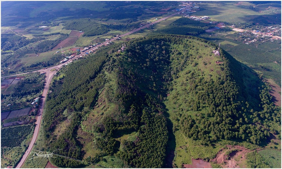 Núi Hàm Rồng. Ảnh: Phan Nguyên