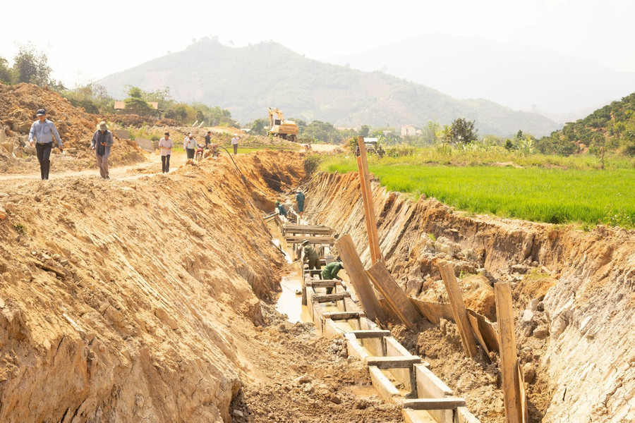 Kênh dẫn nước nằm sâu dưới lòng đất, cách bề mặt ruộng lúa của người dân gần 3 m. ẢNH: THANH QUÂN
