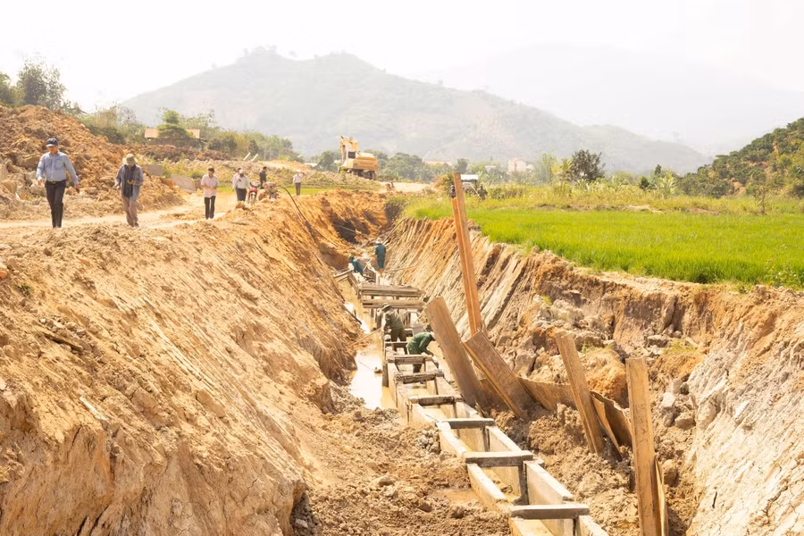 Kênh dẫn nước nằm sâu dưới lòng đất, cách bề mặt ruộng lúa của người dân gần 3 m. ẢNH: THANH QUÂN