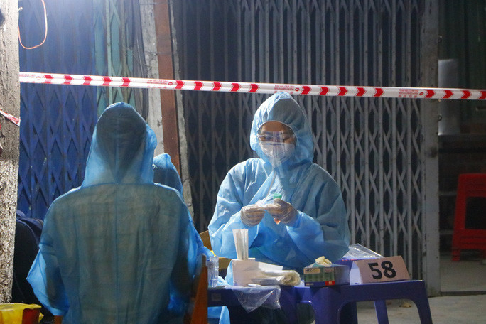 Sau khi lấy mẫu, công tác xét nghiệm sẽ được thực hiện nhanh nhất có thể để truy vết Covid-19.