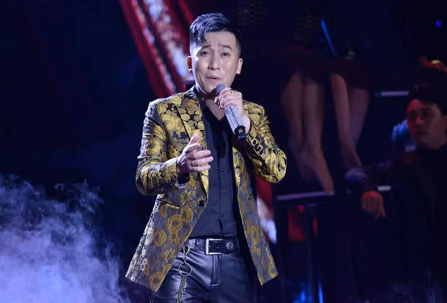 Đức Hạnh không làm Phi Nhung thấy hài lòng với màn trình diễn của mình. ẢNH: BTC