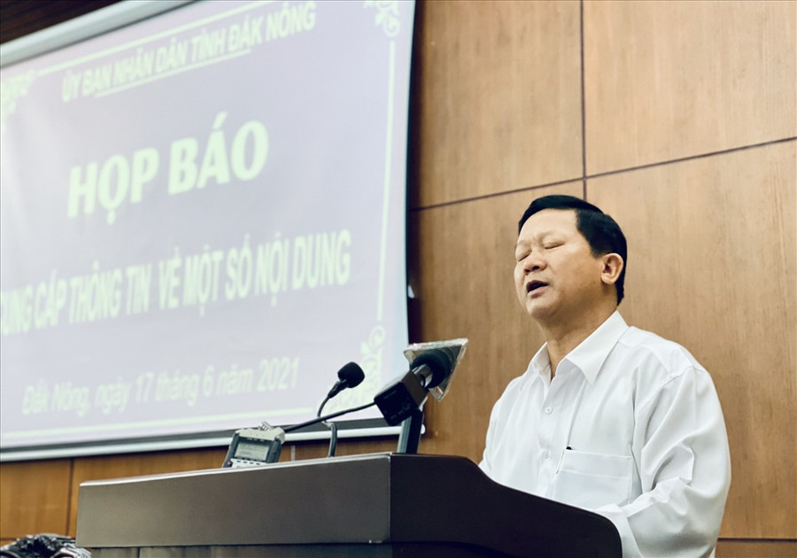 Ông Ngô Đức Thọ - Bí thư Ban cán sự Đảng, Chánh án TAND tỉnh Đắk Nông thông tin với báo chí về vụ việc. Ảnh: B.T