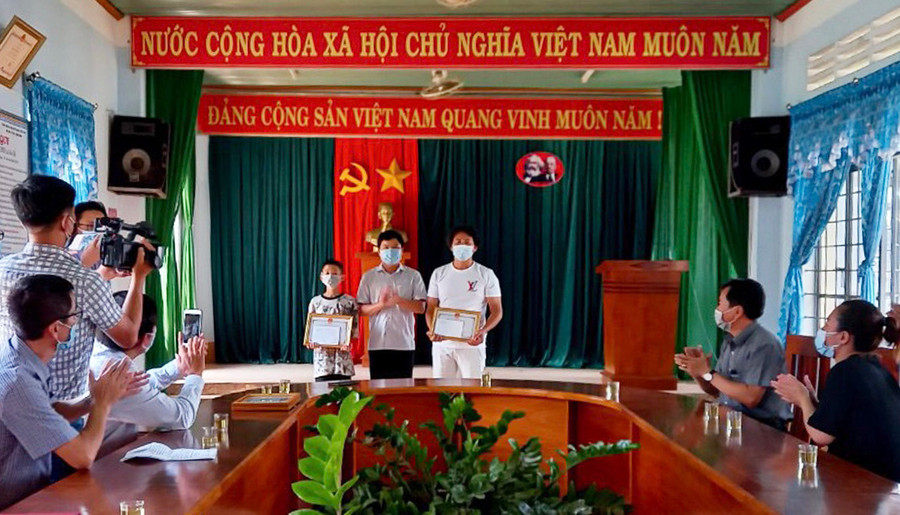 Chủ tịch UBND TP. Pleiku Nguyễn Hữu Quế tặng giấy khen cho cháu Duy và ông Quốc. Ảnh: Văn Ngọc Chủ tịch UBND TP. Pleiku Nguyễn Hữu Quế tặng giấy khen cho cháu Duy và ông Quốc. Ảnh: Văn Ngọc