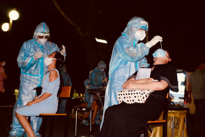 Công tác lấy mẫu chống dịch xuyên đêm của nhân viên chống dịch TP HCM (Ảnh HCDC)