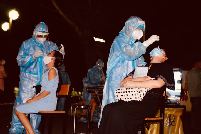 Công tác lấy mẫu chống dịch xuyên đêm của nhân viên chống dịch TP HCM (Ảnh HCDC)