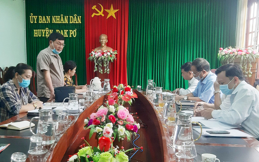 Nhà báo Huỳnh Kiên-Tổng Biên tập Báo Gia Lai phát biểu tại buổi làm việc với UBND huyện Đak Pơ và các ban, ngành liên quan về công tác phát hành các ấn phẩm của Báo. Ảnh: Minh Nguyễn