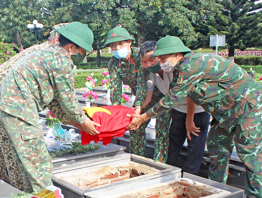 Các lực lượng an táng hài cốt liệt sĩ tại Nghĩa trang Liệt sĩ tỉnh Gia Lai. Ảnh: Sơn Tùng
