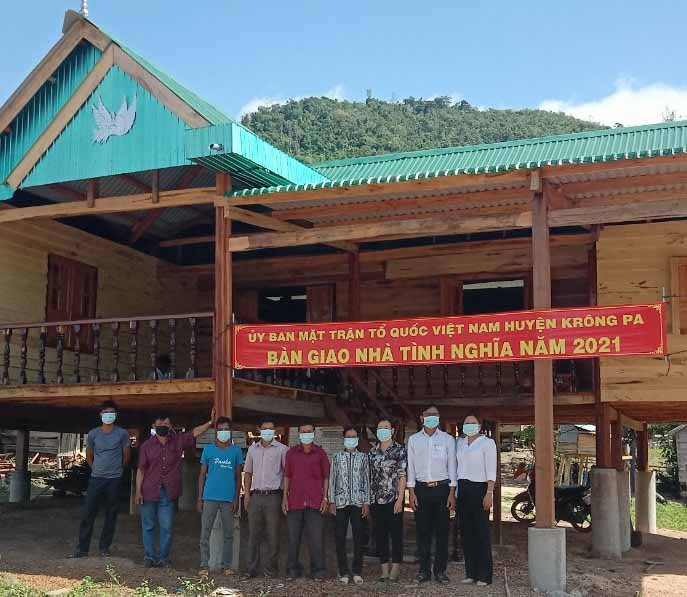 Đại diện Ủy ban MTTQ Việt Nam huyện Krông Pa bàn giao “Nhà tình nghĩa” cho hộ bà Kpă Pe. Ảnh: Lê Đại