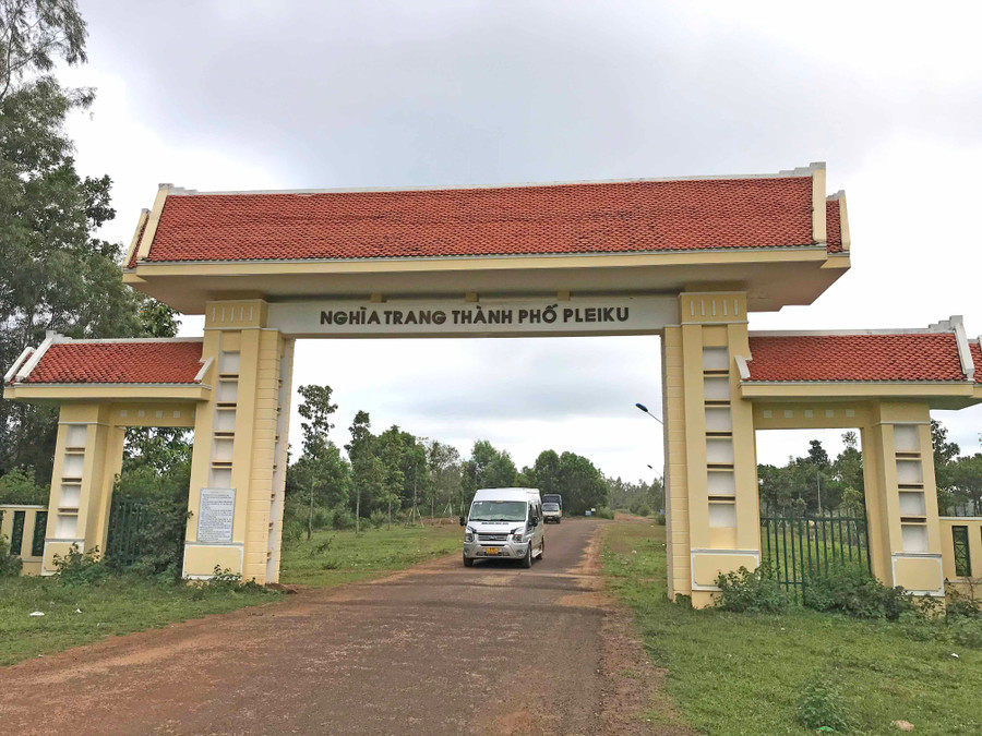 Nghĩa trang TP. Pleiku có 1 cổng chính nhưng nhiều đường ra vào khiến công tác quản lý gặp khó khăn. Ảnh: Lê Văn Ngọc Nghĩa trang TP. Pleiku có 1 cổng chính nhưng nhiều đường ra vào khiến công tác quản lý gặp nhiều khó khăn