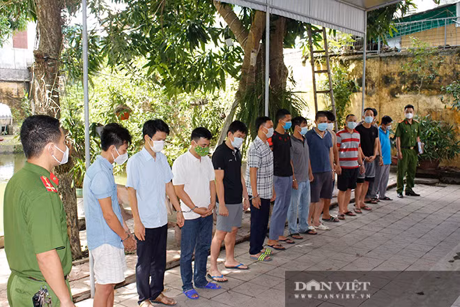  Các đối tượng tại cơ quan công an. Ảnh: CA