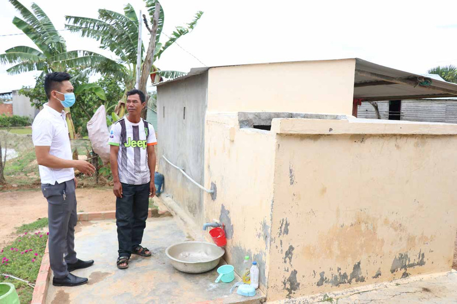 Việc khoan giếng giúp người dân làng Pông chủ động nguồn nước trong sinh hoạt. Ảnh: Phương Vi Khoan giếng giúp người dân làng Pông chủ động nguồn nước trong sinh hoạt. Ảnh: Phương Vi