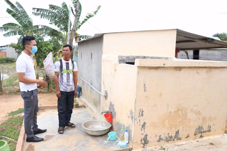 Khoan giếng giúp người dân làng Pông chủ động nguồn nước trong sinh hoạt. Ảnh: Phương Vi