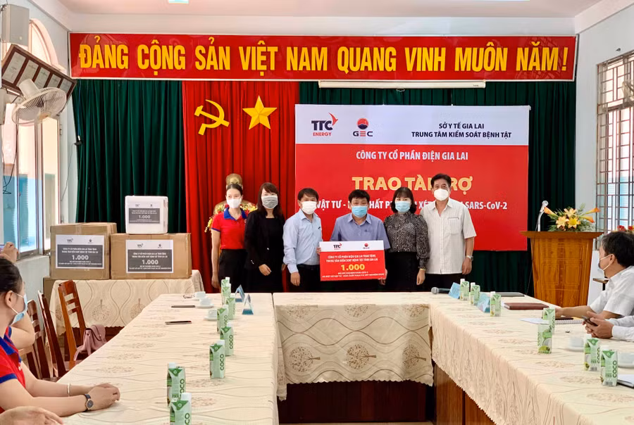 Đại diện Công ty cổ phần Điện Gia Lai trao vật tư, hóa chất cho Trung tâm Kiểm soát bệnh tật tỉnh. Ảnh: Như Nguyện