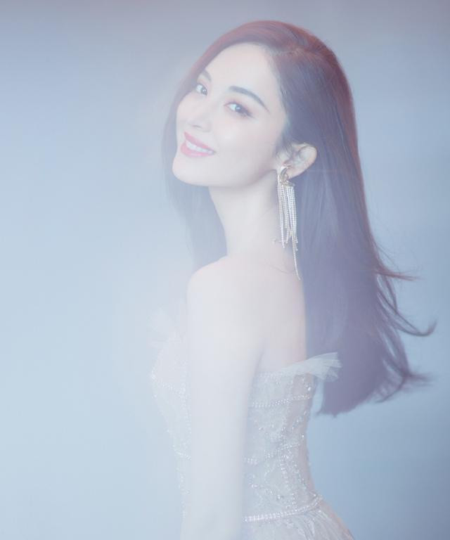 Gương mặt đẹp tự nhiên của người đẹp Tân Cương Cổ Lực Na Trát rất dễ nhận ra và khó quên. Không chỉ sở hữu khả năng diễn xuất vượt trội, Cổ Lực Na Trát còn là một người mẫu thời trang, cô nàng luôn đăng ảnh trên trang cá nhân với những kiểu trang phục đa dạng và biểu cảm vô cùng xuất sắc. Chiếc váy cúp ngực được thiết kế với những hạt cườm xếp tầng bồng bềnh, uyển chuyển, thể hiện sự sang trọng, trưởng thành và thanh lịch của người đẹp.