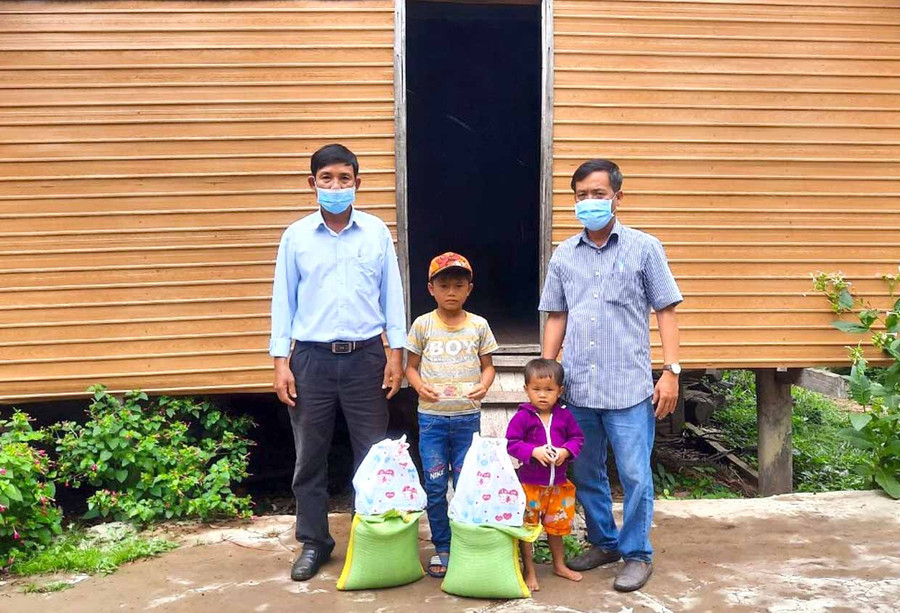 Hội Chữ thập đỏ huyện Kông Chro vận động nhà hảo tâm hỗ trợ tiền mặt và nhu yếu phẩm hàng tháng cho 2 anh em Đinh Văn Thiệp và Đinh Thị Quỳnh Như (làng Brư, xã Chơ Long). Ảnh: Ngọc Minh
