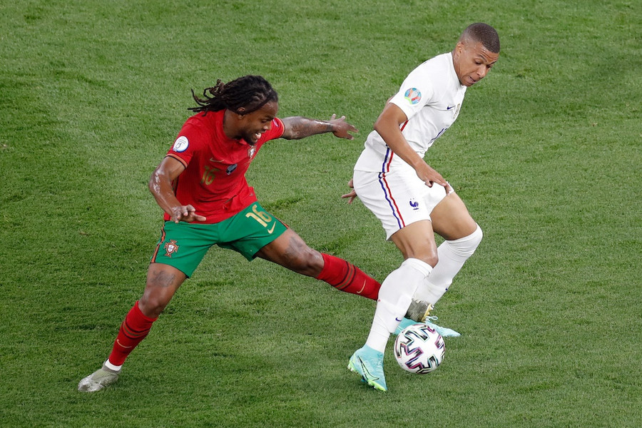 Mbappe (phải) khiến tuyển Bồ Đào Nha liên tục đối diện với nỗi lo sợ bị loại. Ảnh: AFP