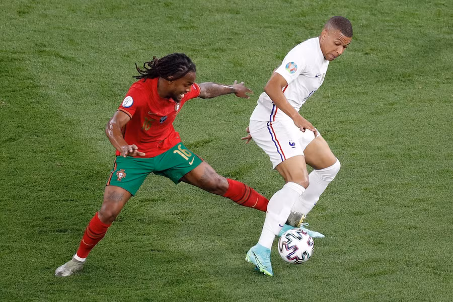 Mbappe (phải) khiến tuyển Bồ Đào Nha liên tục đối diện với nỗi lo sợ bị loại. Ảnh: AFP
