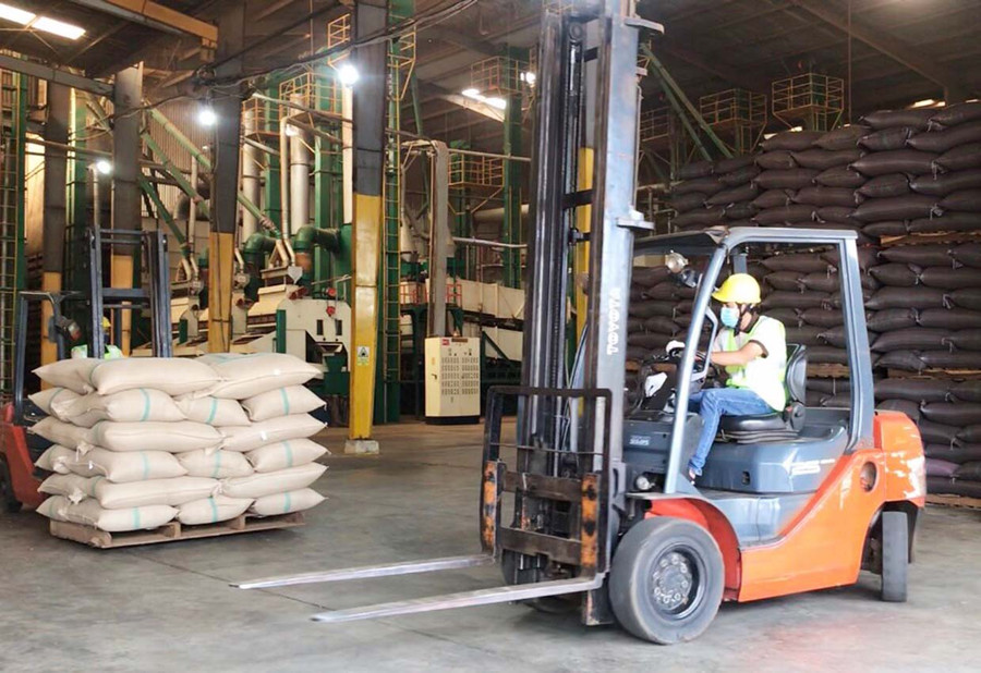 Công nhân làm việc tại Nhà máy chế biến cà phê rang xay, Công ty TNHH Vĩnh Hiệp (TP. Pleiku). Ảnh: Hà Duy  Nhà máy chế biến cà phê rang xay Công ty Vĩnh Hiệp. Ảnh: Hà Duy