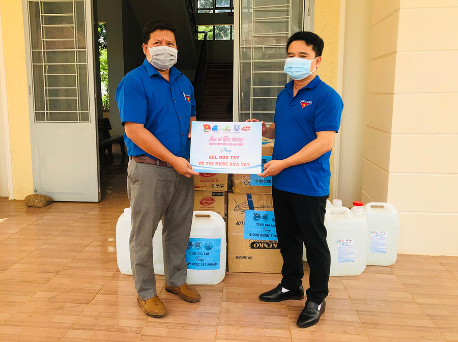 Anh Đỗ Duy Nam (bìa phải, Phó Bí thư Tỉnh Đoàn) trao tặng vật dụng y tế phòng-chống dịch Covid-19 cho Huyện Đoàn Chư Sê. Ảnh: Phan Lài Anh Đỗ Duy Nam (bìa phải)-Phó Bí thư Tỉnh Đoàn trao tặng vật dụng y tế phòng-chống dịch Covid-19 cho Huyện Đoàn Chư Sê. Ảnh: Phan Lài